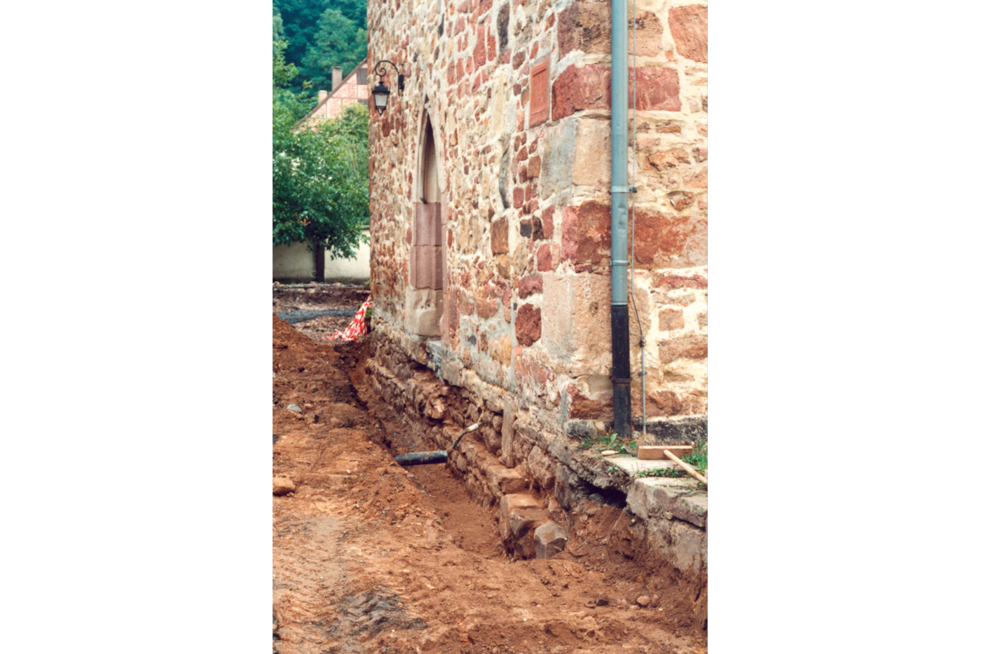 Ausgrabung: Wassergraben vor der Kemenatenmauer, Kirchenwestseite (K. Sippel)