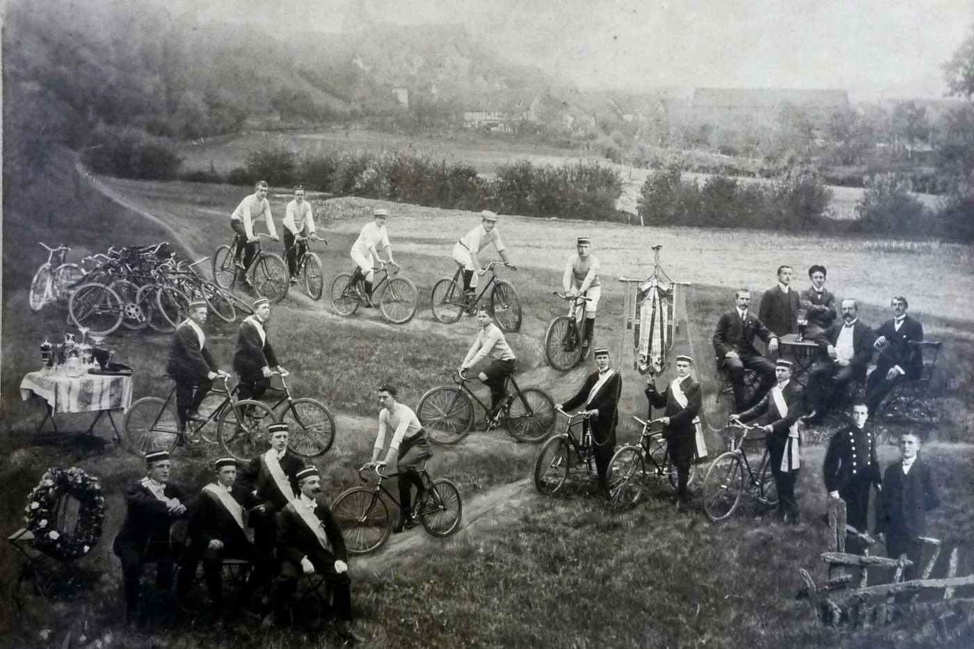 1911: Radfahrverein Oberkaufungen, Wandschmuck (Fotocollage)