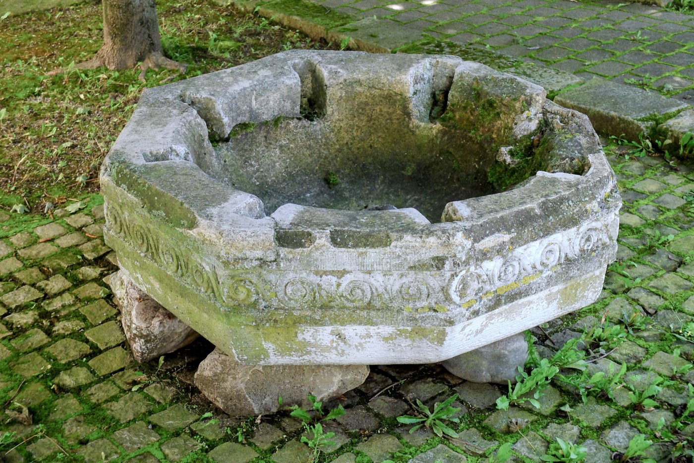 Trinkwasserbrunnen aus dem Treppenhaus des Schulneubaus von 1913