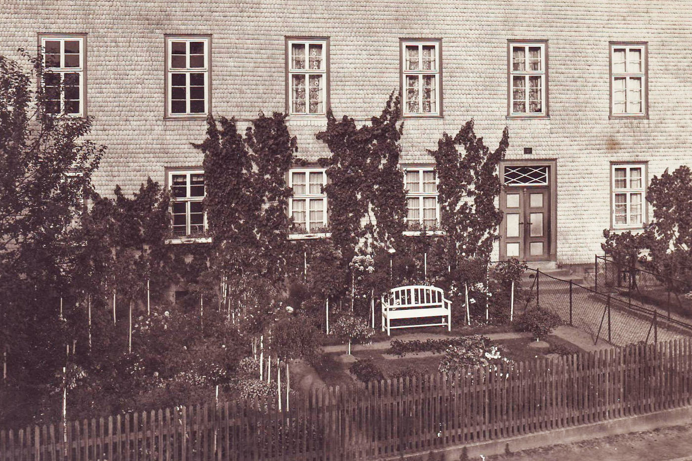 Schulhaus von 1842 mit Nutzgärten, 1920er oder 1930er Jahren