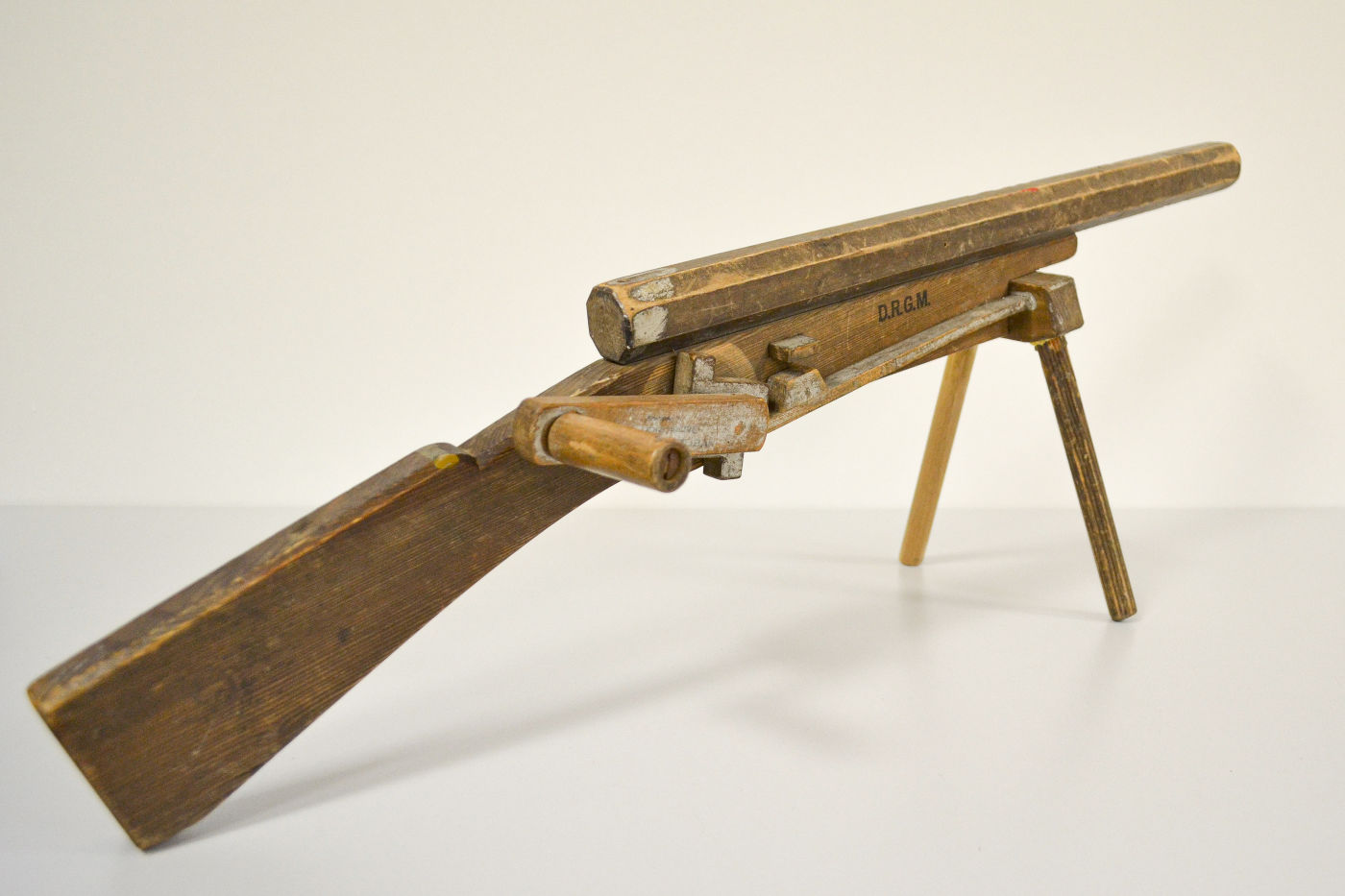 Spielzeuggewehr im Ausstellungsraum „Militarismus und Diktatur“, 2021