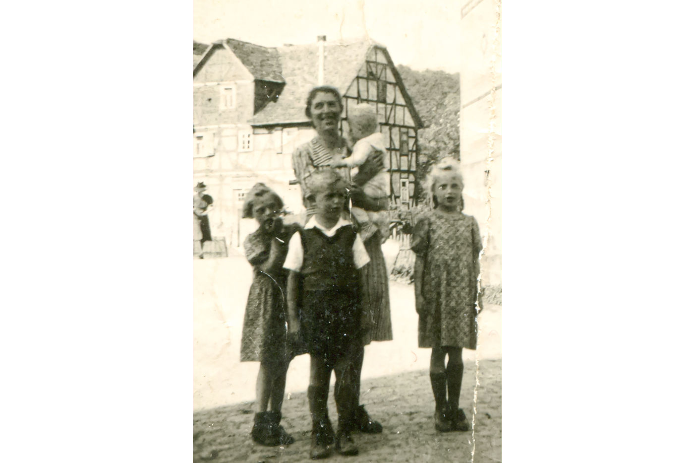 Elisabeth B. mit Kindern an den Lossebrücken