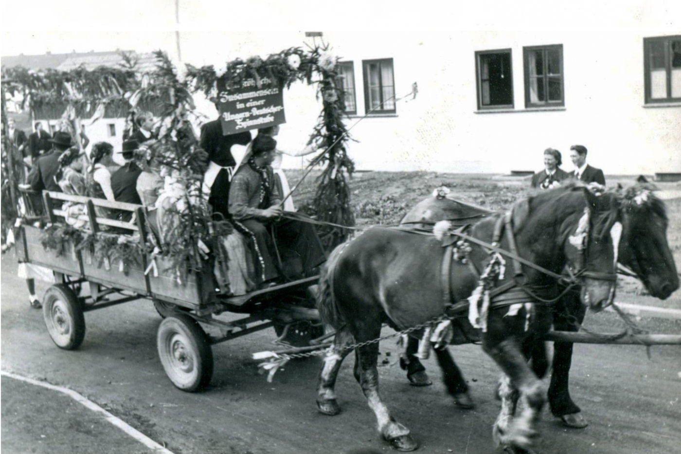 Neubürger bei der Kirmes 1950, im Hintergrund die Baracken