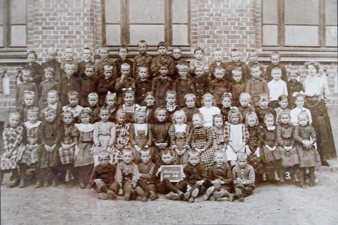 Zehnjährige vor der Niederkaufunger Schule