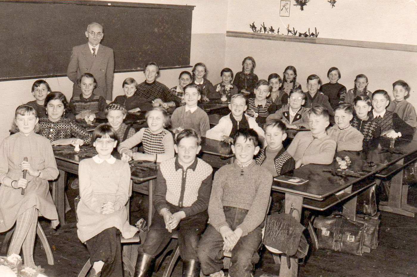 Schulklasse mit Lehrer Alfred K., 1954, Foto mit rückseitigen Unterschriften