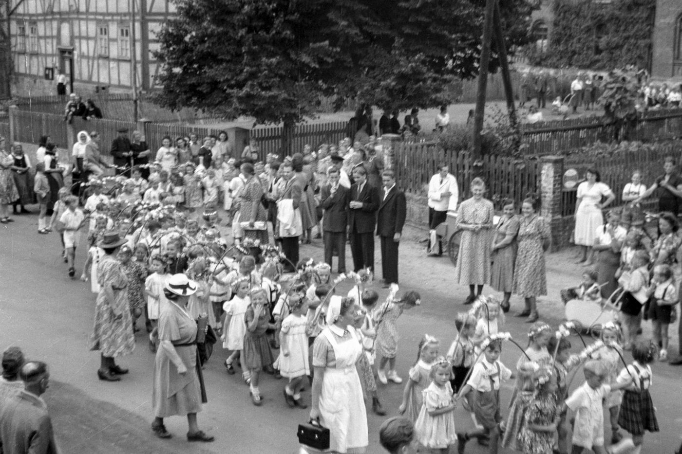 1950: Niederkaufunger Schulfest mit Umzug durch die Leipziger Straße