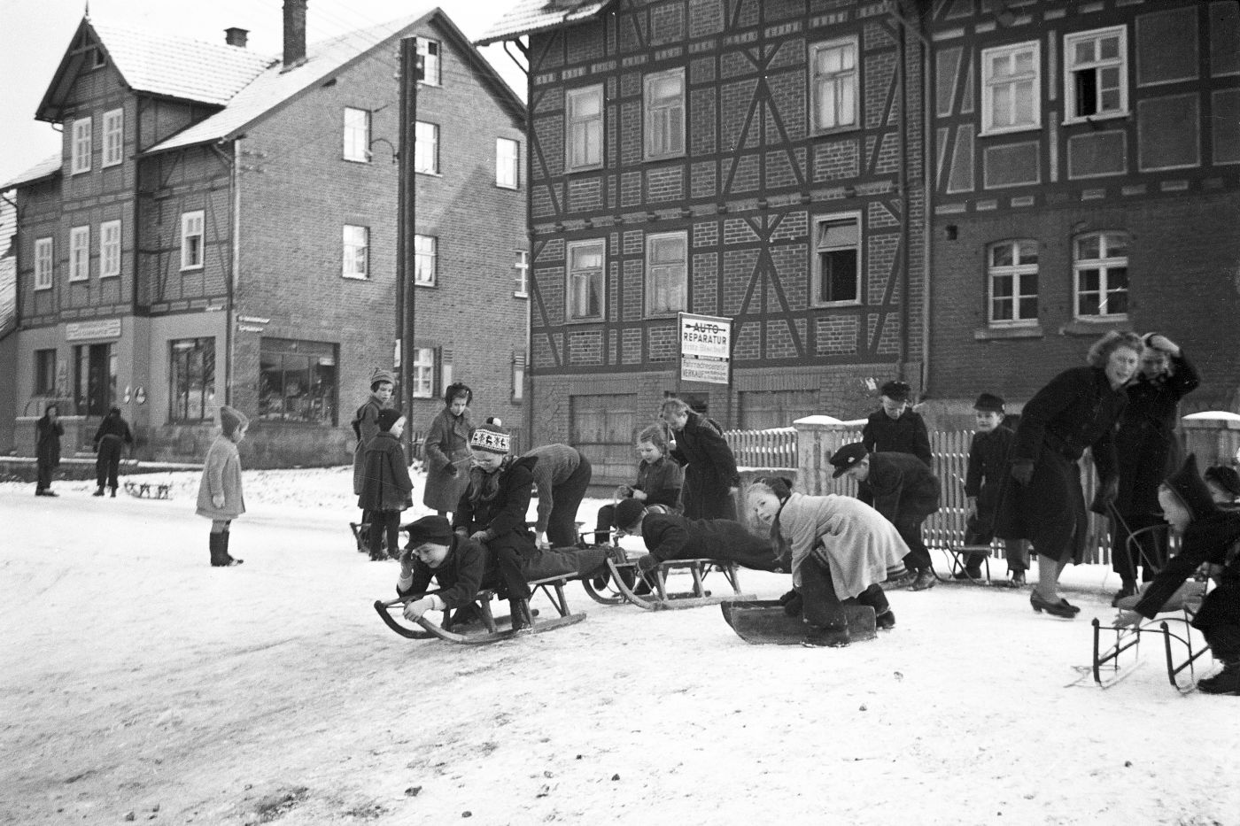 1949: Schlittenfahren an der Leipziger Straße