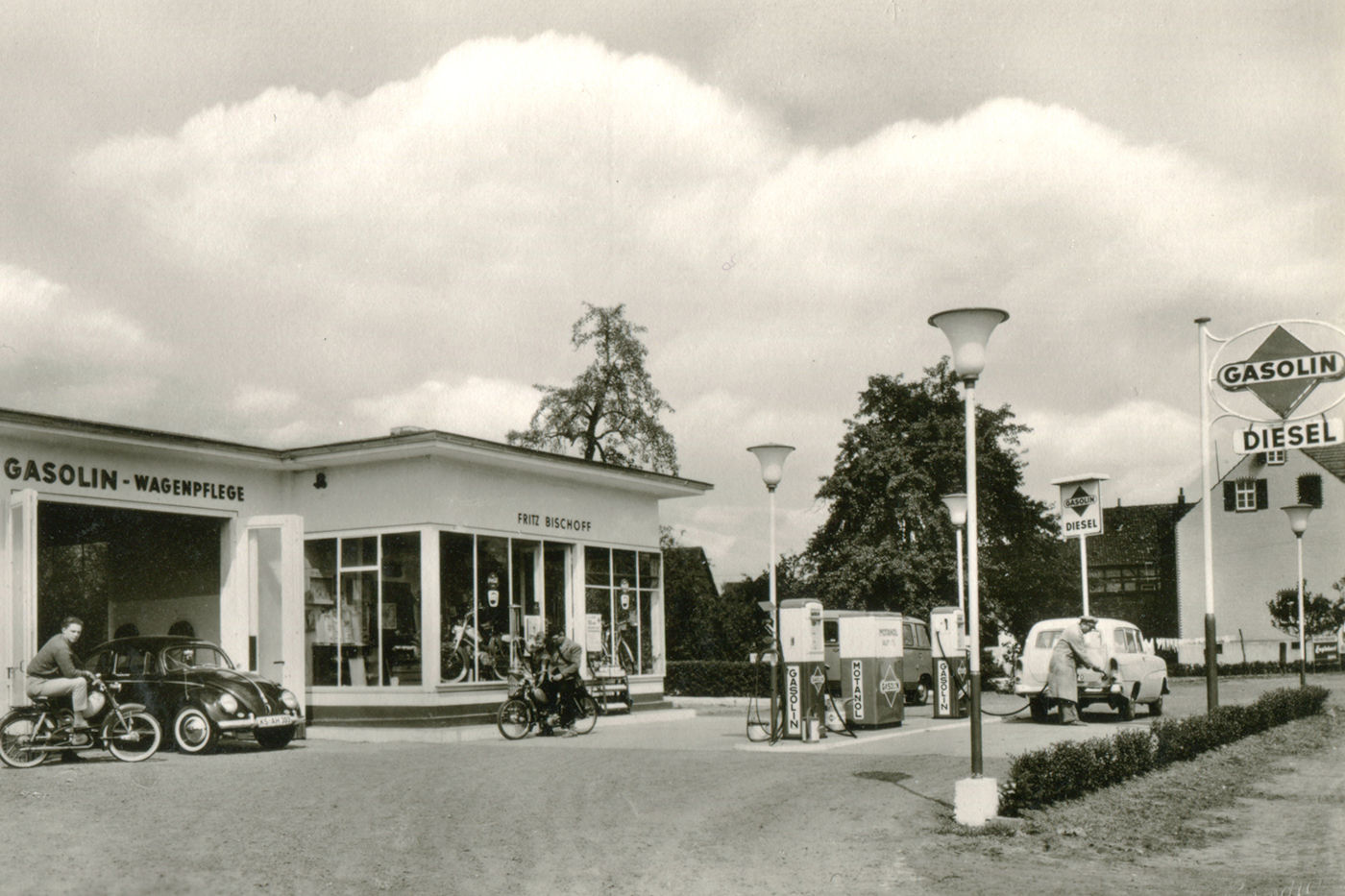 Um 1960: Tankstelle an der Durchgangsstraße