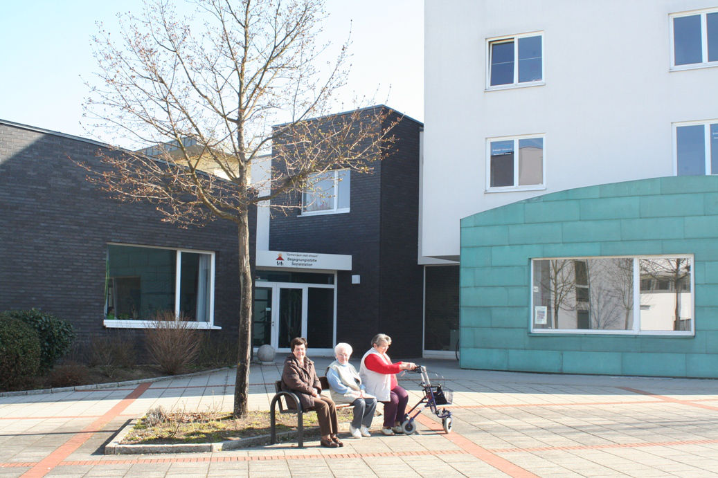 Haltestelle Gesamtschule, dahinter die Begegnungsstätte